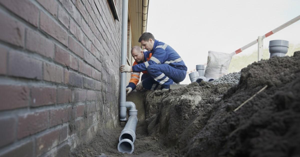 Specialisten van Prowil Installatietechniek bezig met riolering aanleggen in Doorn